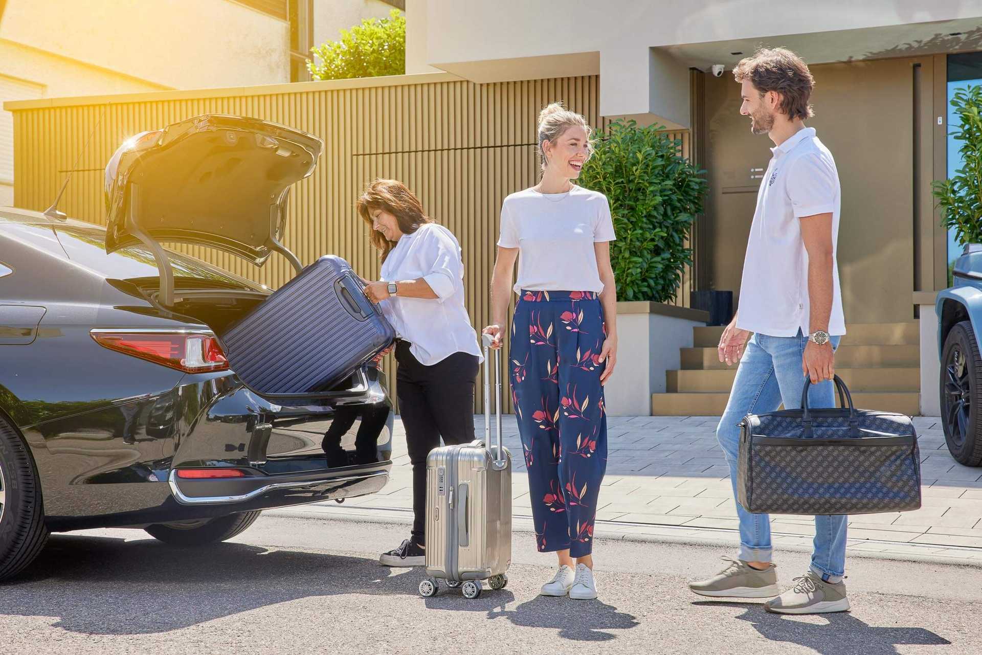 Taxi Bastone Fahrer lädt Koffer für eine Fahrt zum Flughafen ein
