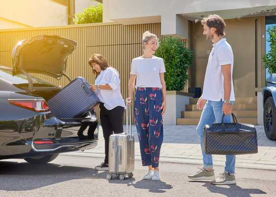 Taxi Bastone Fahrer lädt Gepäck der Fahrgäste ein