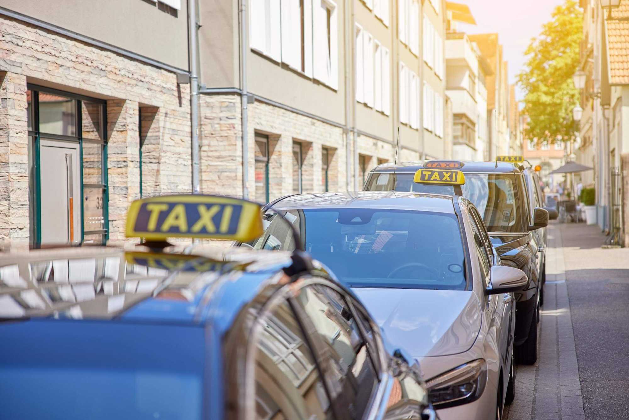 Taxischild auf dem Dach eines Taxis in der Innenstadt